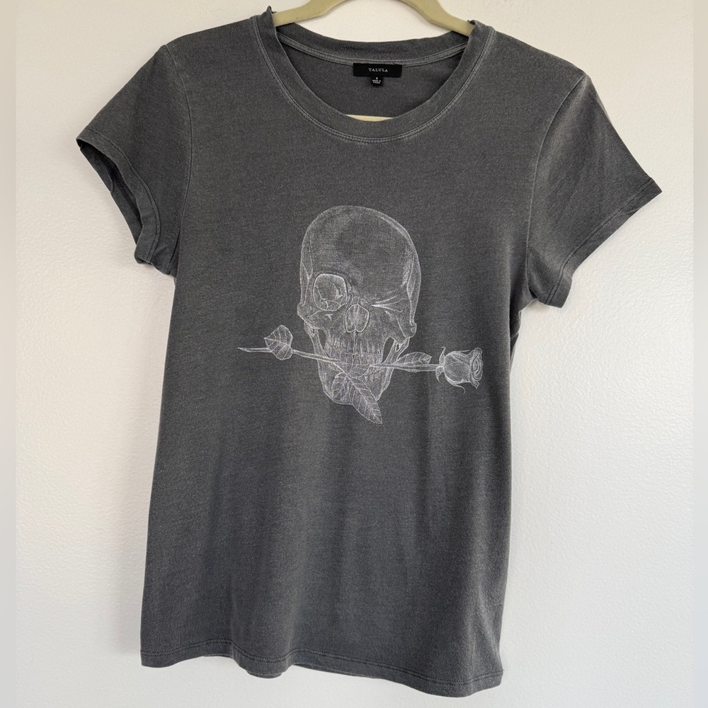Aritzia Talula Gray Skull with a Rose Graphic Tee, Sz.S